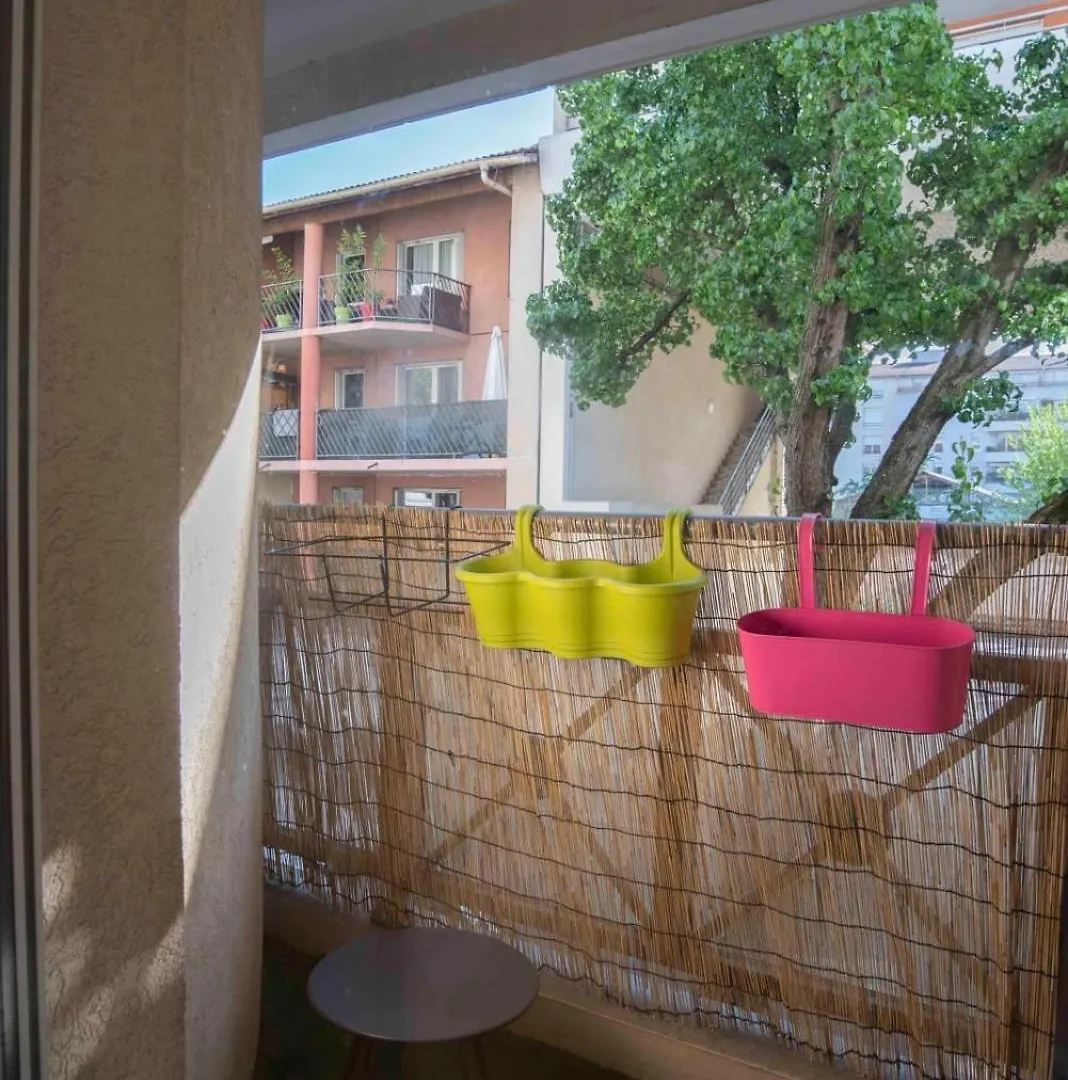 Nice 64 M2 Bright Well Decorated With Wifi Villeurbanne France